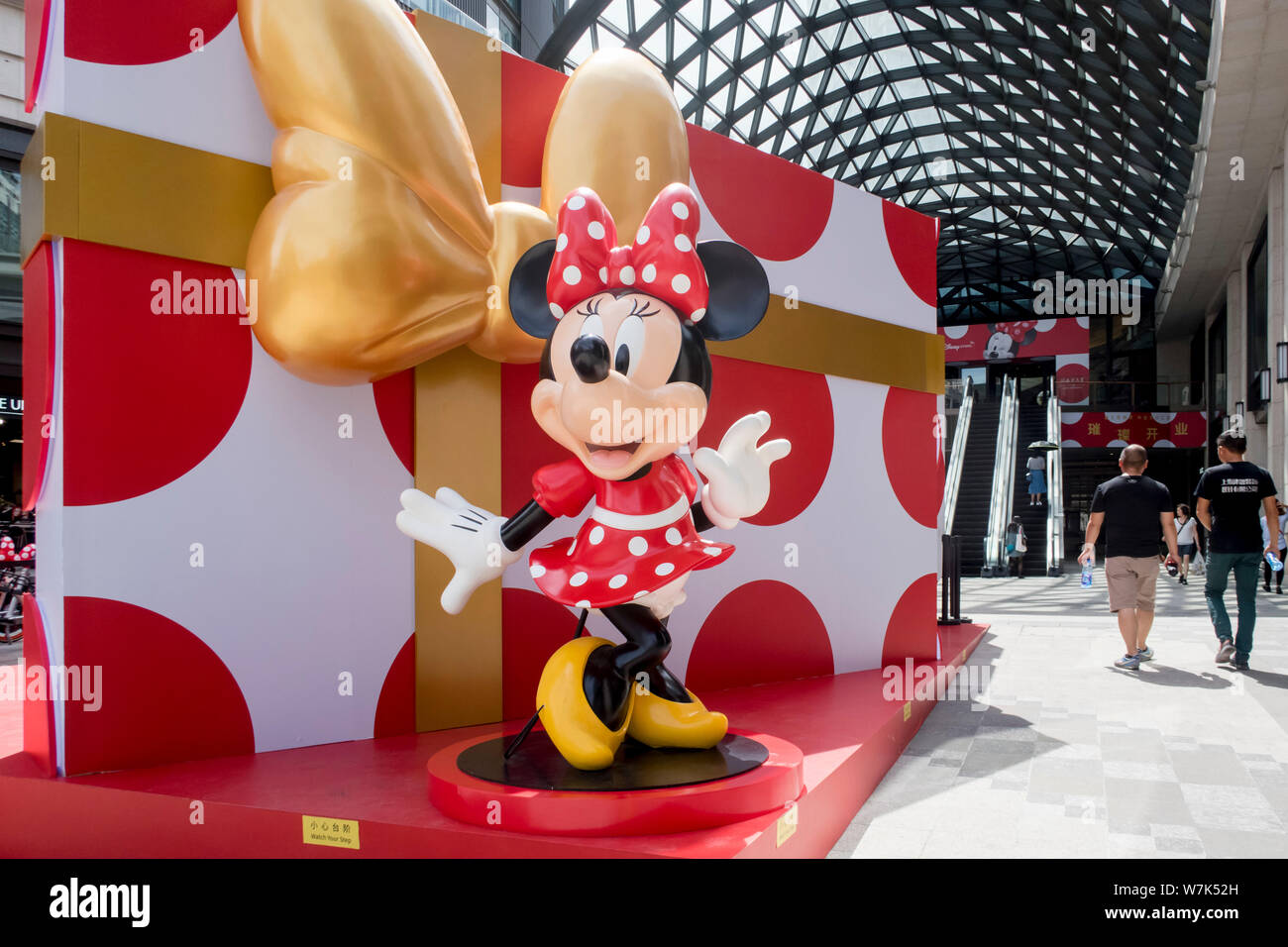 Vista di una scultura di Minnie mouse al di fuori della Cina di seconda Disney store in HKRI Taikoo Hui, Shanghai, Cina, 1 settembre 2017. La seconda Disney Foto Stock