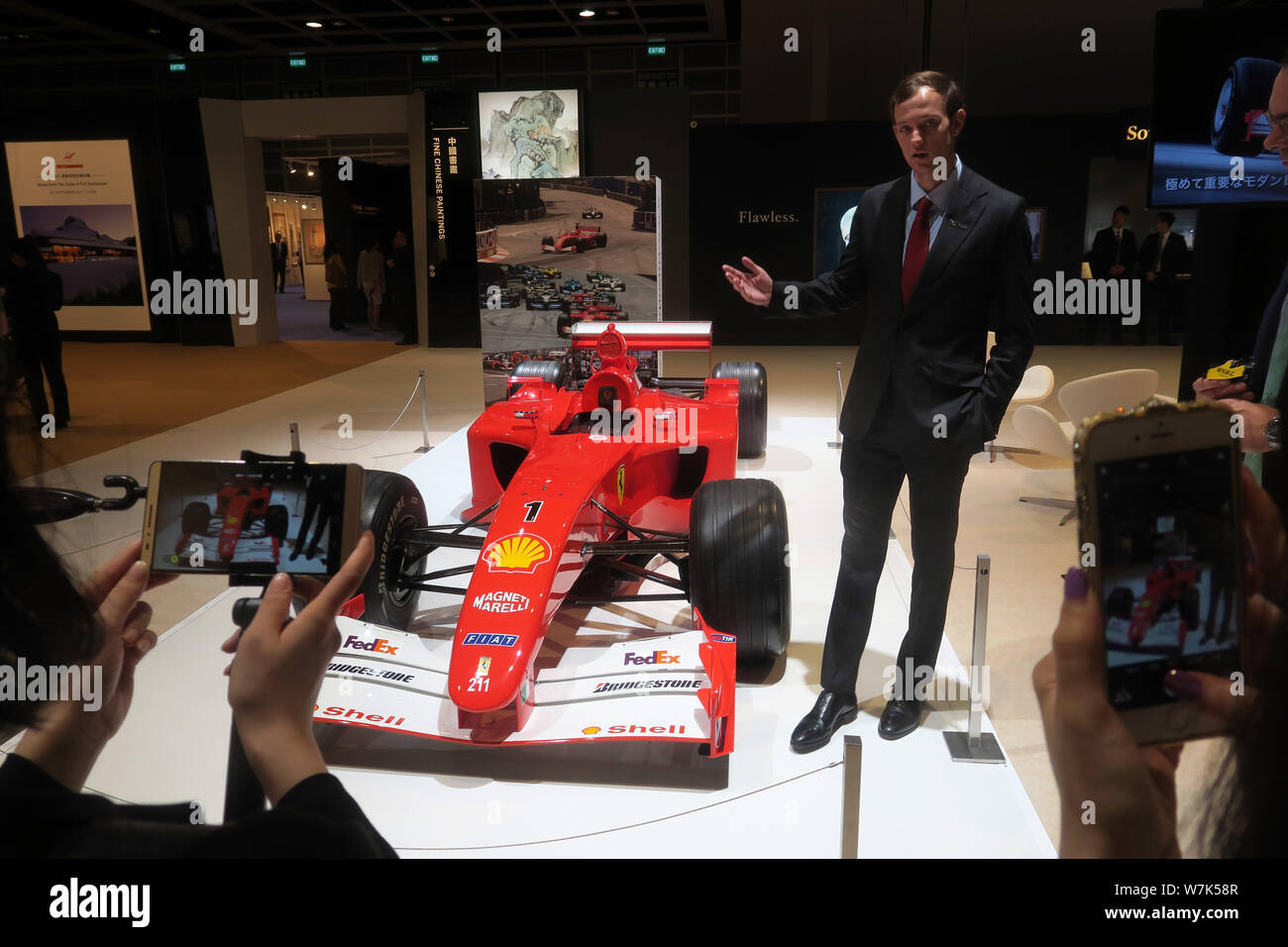 Il 2001 Ferrari F2001 pilotato dal tedesco campione di Formula 1 Michael Schumacher è sul display durante la Sotheby's anteprima di aste di Hong Kong, Cina, 28 Foto Stock