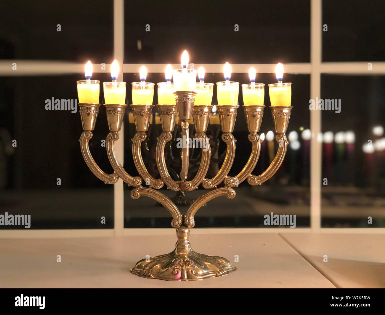 Hanukkah Menorah illuminazione delle candele festività ebraiche di simboli religiosi tradizionali luci nel buio Foto Stock