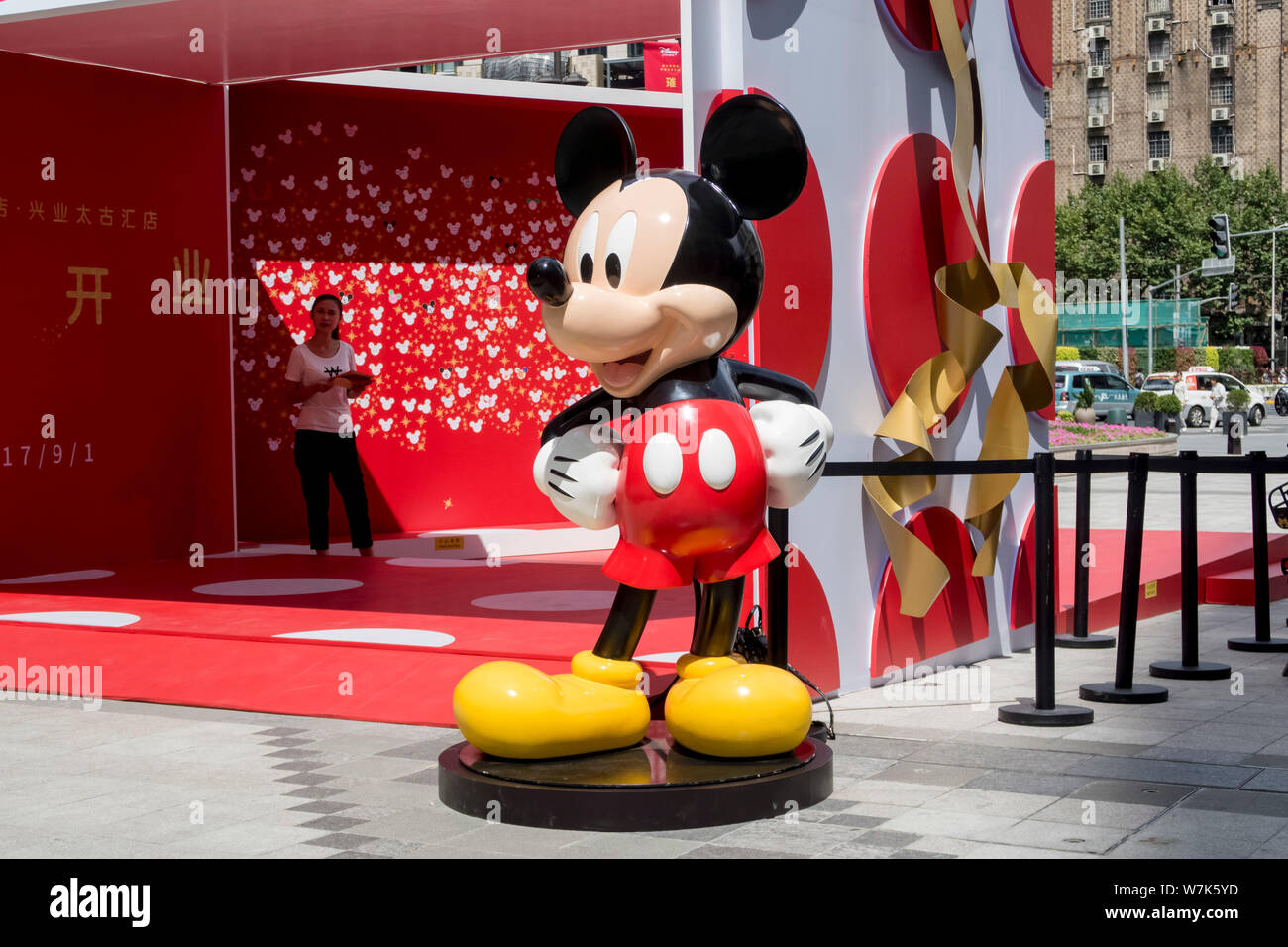 Vista di una scultura di Mickey Mouse al di fuori della Cina di seconda Disney store in HKRI Taikoo Hui, Shanghai, Cina, 1 settembre 2017. La seconda Disney Foto Stock