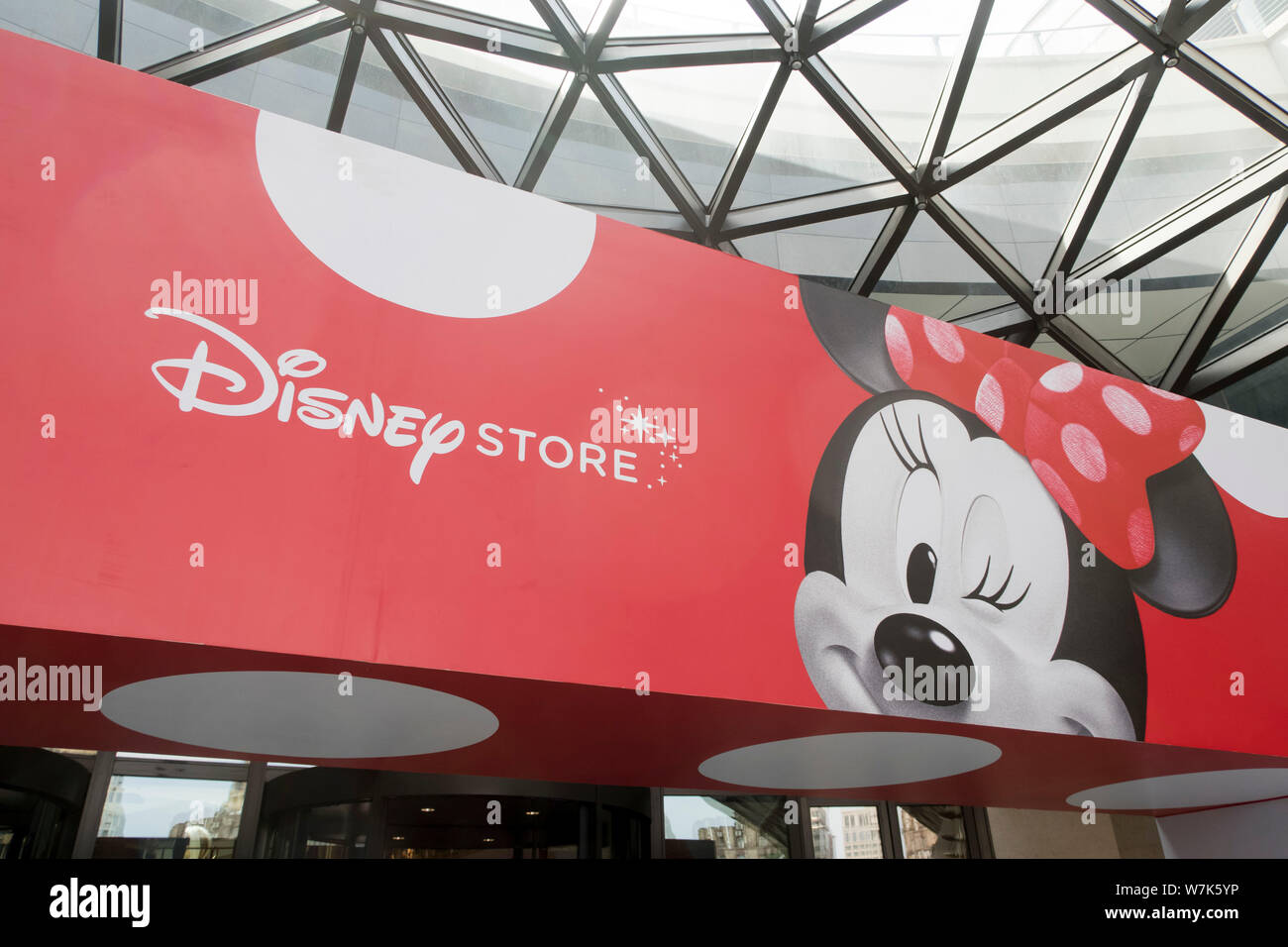 Vista di un cartello in Cina la seconda Disney store in HKRI Taikoo Hui, Shanghai, Cina, 1 settembre 2017. La seconda Disney Store in Cina opene Foto Stock