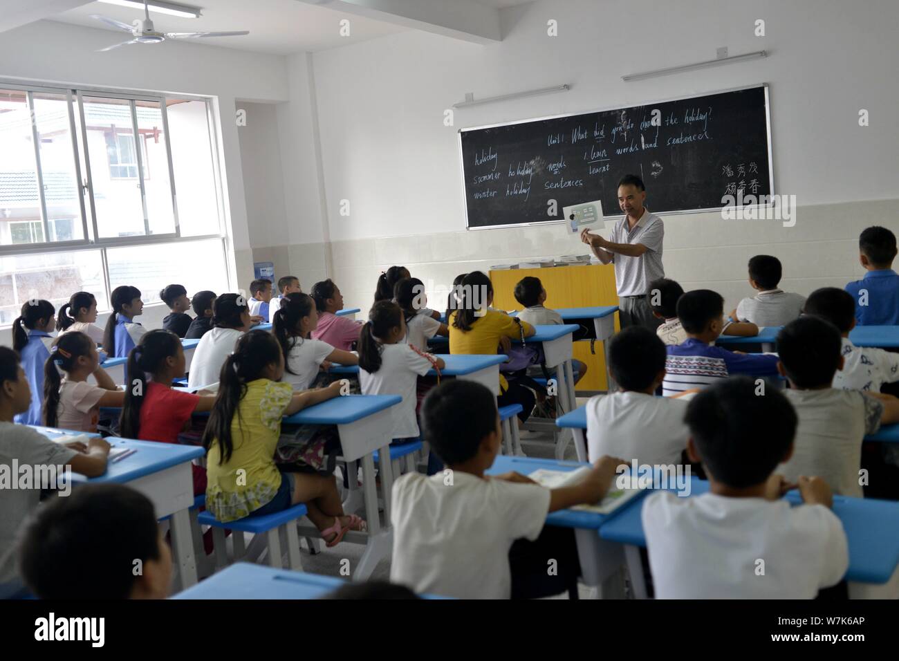 --FILE -- Gli alunni frequentano le lezioni presso una scuola in Rongjiang county, Qiandongnan Miao e Dong prefettura autonoma, a sud-ovest della Cina di Guizhou, 18 Foto Stock