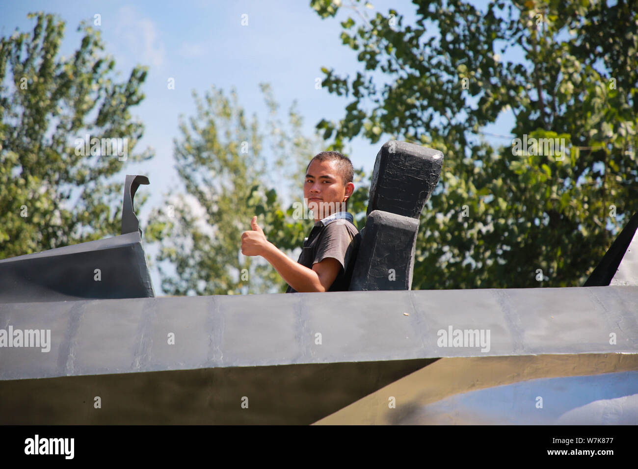 Modello cinese aereo hobbista Gu Chunlin pone sul modello a grandezza del J-20 Stealth Fighter Aircraft cinese di PLA (popoli dell Esercito di Liberazione Foto Stock