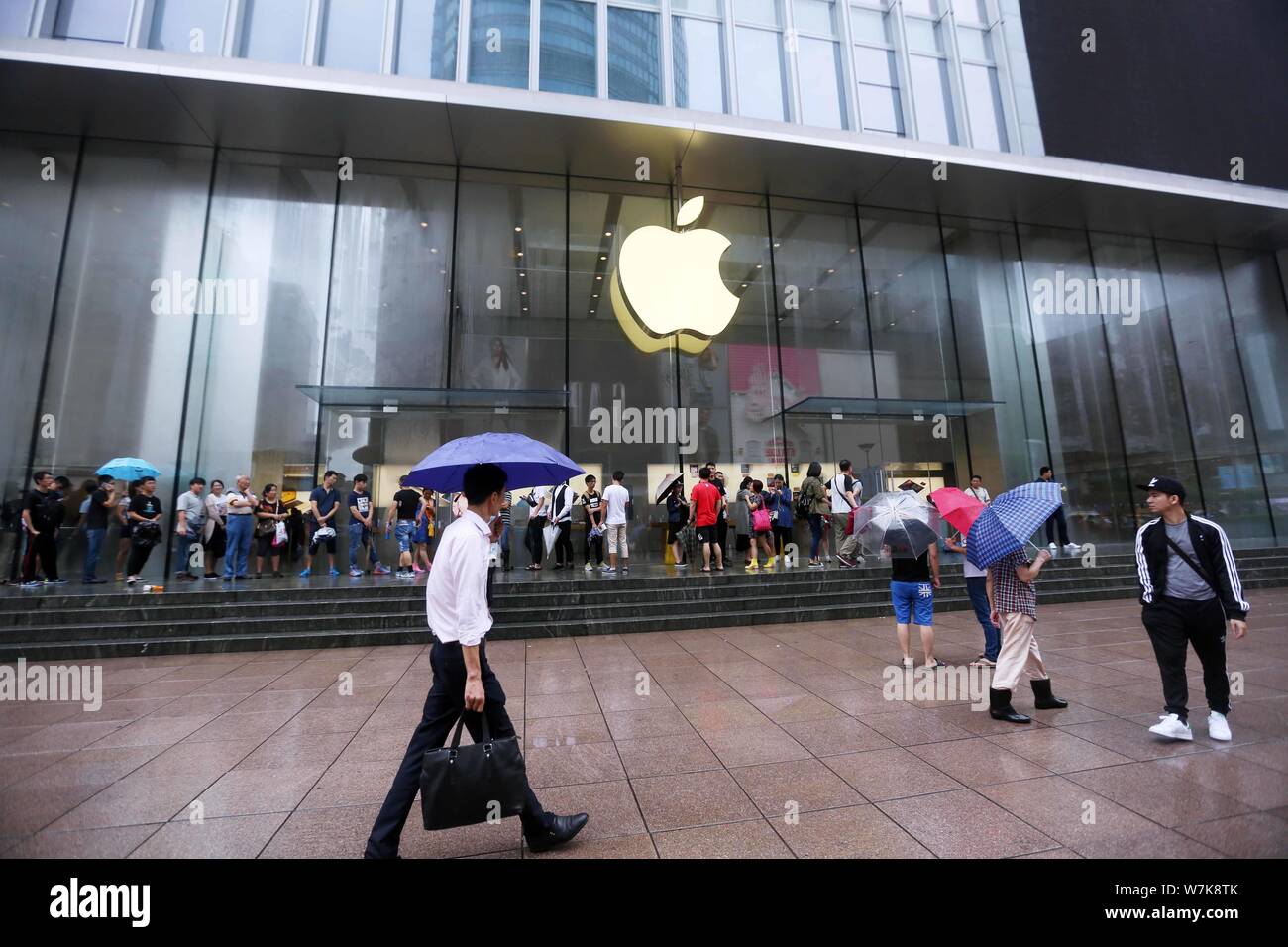 --FILE--i clienti in coda davanti al negozio Apple Store su Nanjing Road, la strada dello shopping di Shanghai, Cina, 16 settembre 2016. Il divario di prezzo di Foto Stock