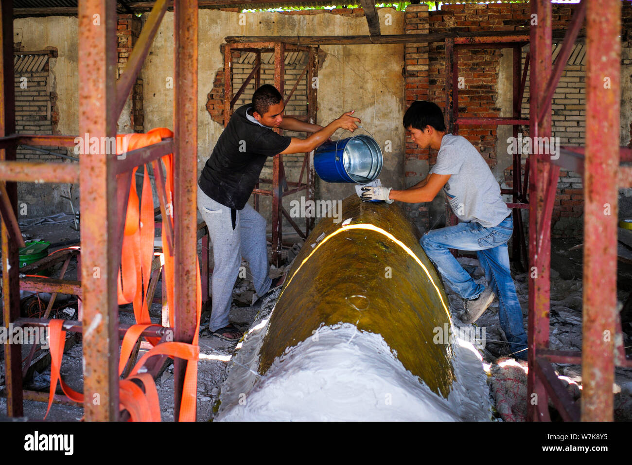 Modello cinese per gli appassionati di aerei Wan Li, sinistra e Huang Aibo costruire il modello a grandezza del J-20 Stealth Fighter Aircraft cinese di PLA (persone' Foto Stock