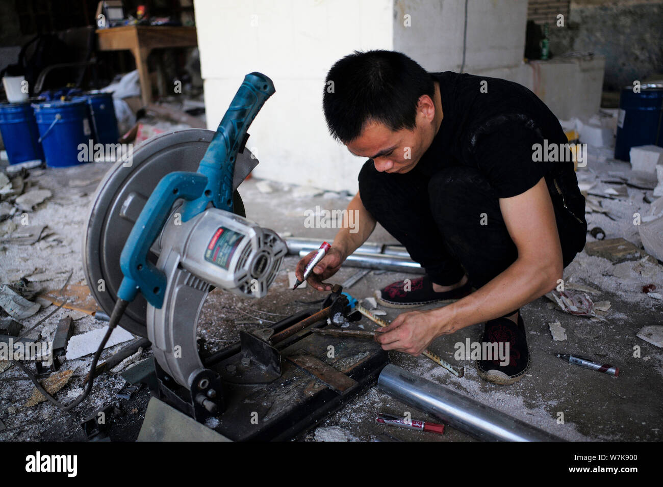 Modello cinese aereo hobbista Wan Li costruisce il modello a grandezza del J-20 Stealth Fighter Aircraft cinese di PLA (del Popolo della Esercito di Liberazione) aria Foto Stock