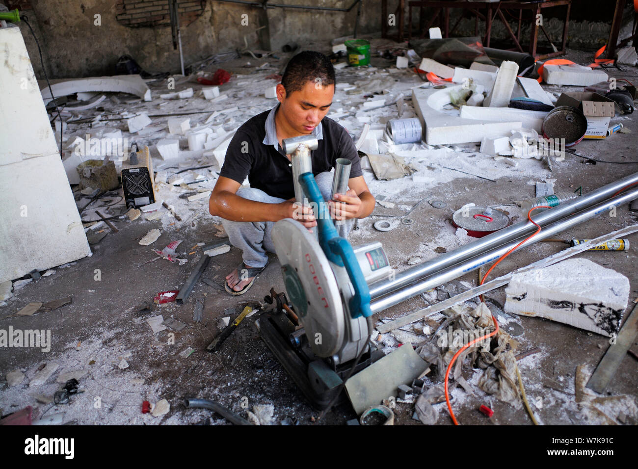 Modello cinese aereo hobbista Gu Chunlin costruisce il modello a grandezza del J-20 Stealth Fighter Aircraft cinese di PLA (popoli dell Esercito di Liberazione) Foto Stock