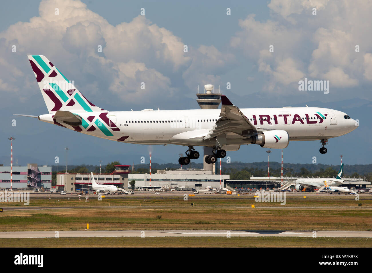 Un aria Italia Airbus 330-200 visto l'atterraggio all'aeroporto di Milano Malpensa. Foto Stock