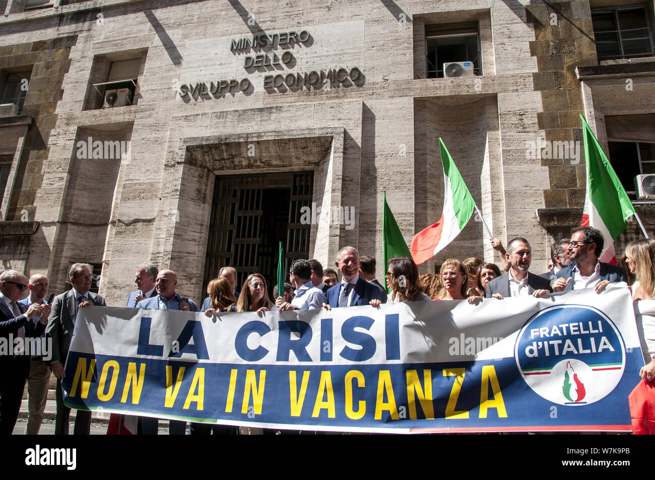 Flash Mob dei fratelli d'Italia parte di fronte al Ministero dello Sviluppo Economico con lo slogan "La crisi non va in vacanza " contro la politica industriale del Ministro Luigi Di Maio (leader politico del 5 Stelle di movimento, il ministro dello Sviluppo Economico e del ministro del Lavoro e delle Politiche Sociali e Vicepresidente del Consiglio dei ministri) a prestare attenzione alla crisi in cui molte aziende italiane che soffrono ancora. Presente all'iniziativa sono stati deputati e senatori di fratelli di Italia e il leader dei fratelli italiana Giorgia Meloni (foto di Patrizia Cortellessa Foto Stock