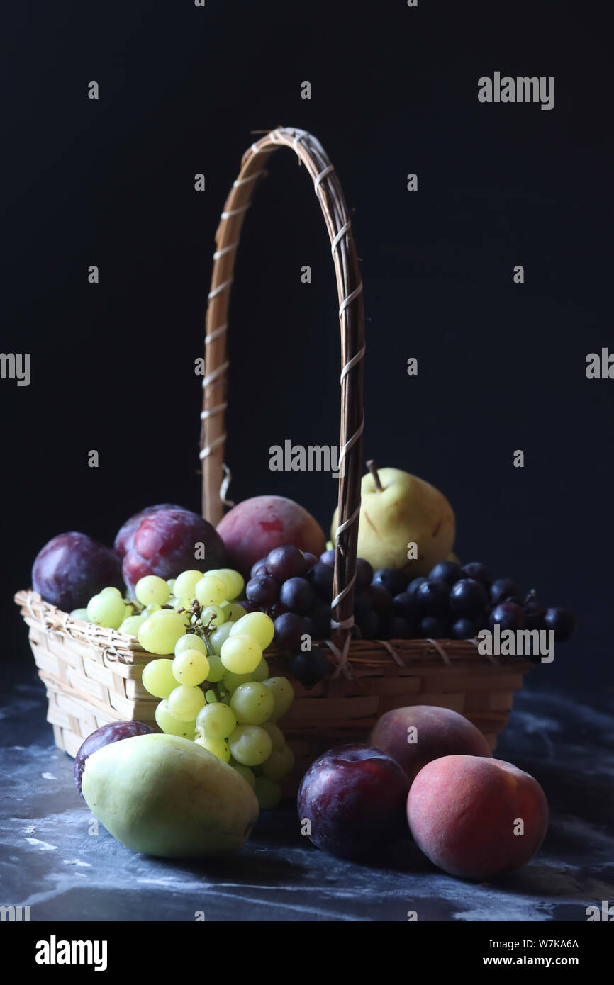 Ancora frutti di vita,uva,pera,peach nad prugna Foto Stock