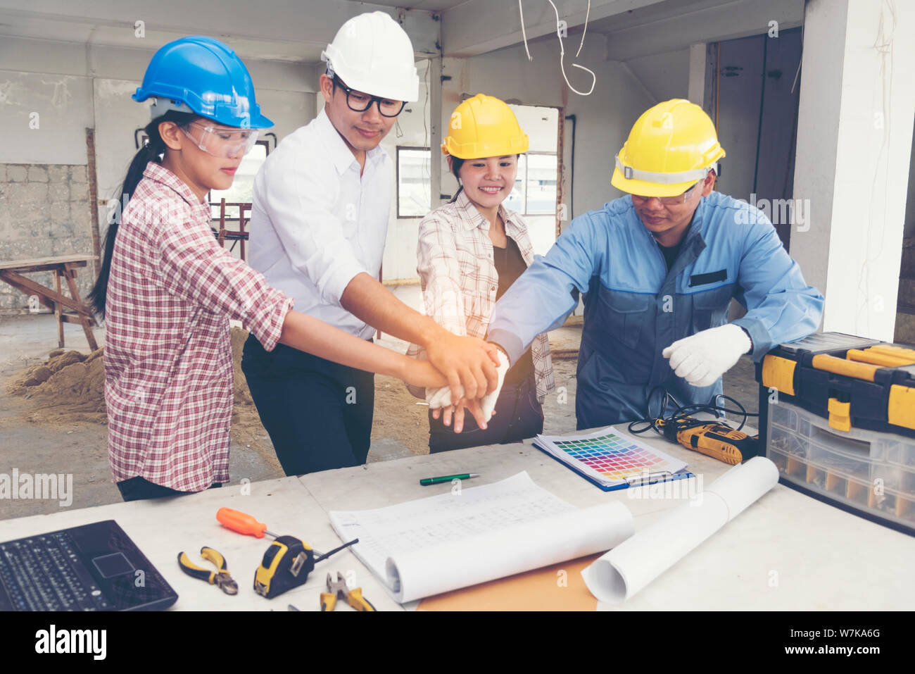 La costruzione del lavoro di squadra si stringono la mano con il tecnico e foreman nel sito in costruzione. Foto Stock