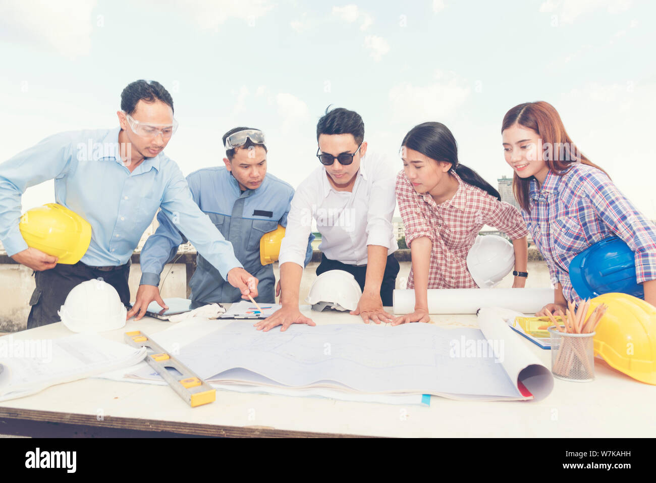 Team asiatico ingegnere di lavoro nel cantiere. concetto costruttivo Foto Stock