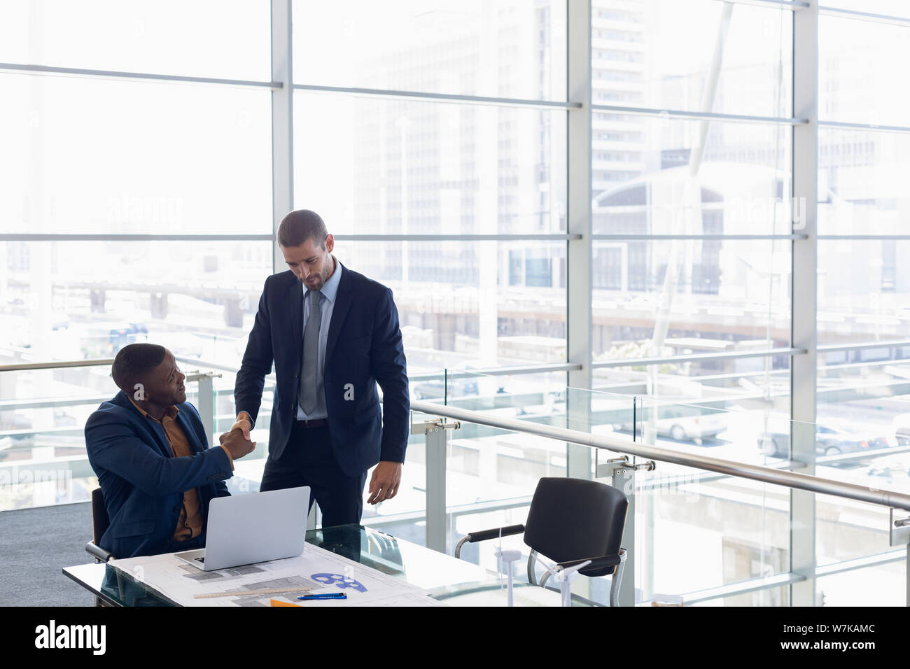 Due imprenditori stringono le mani in office Foto Stock