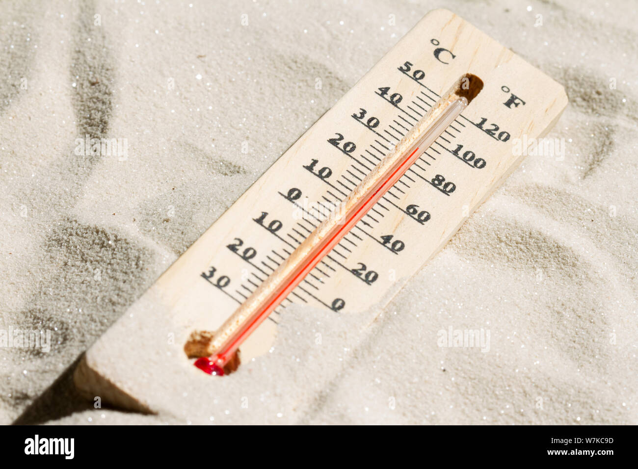 Termometro sulla calda sabbia di riscaldamento globale concetto Foto Stock