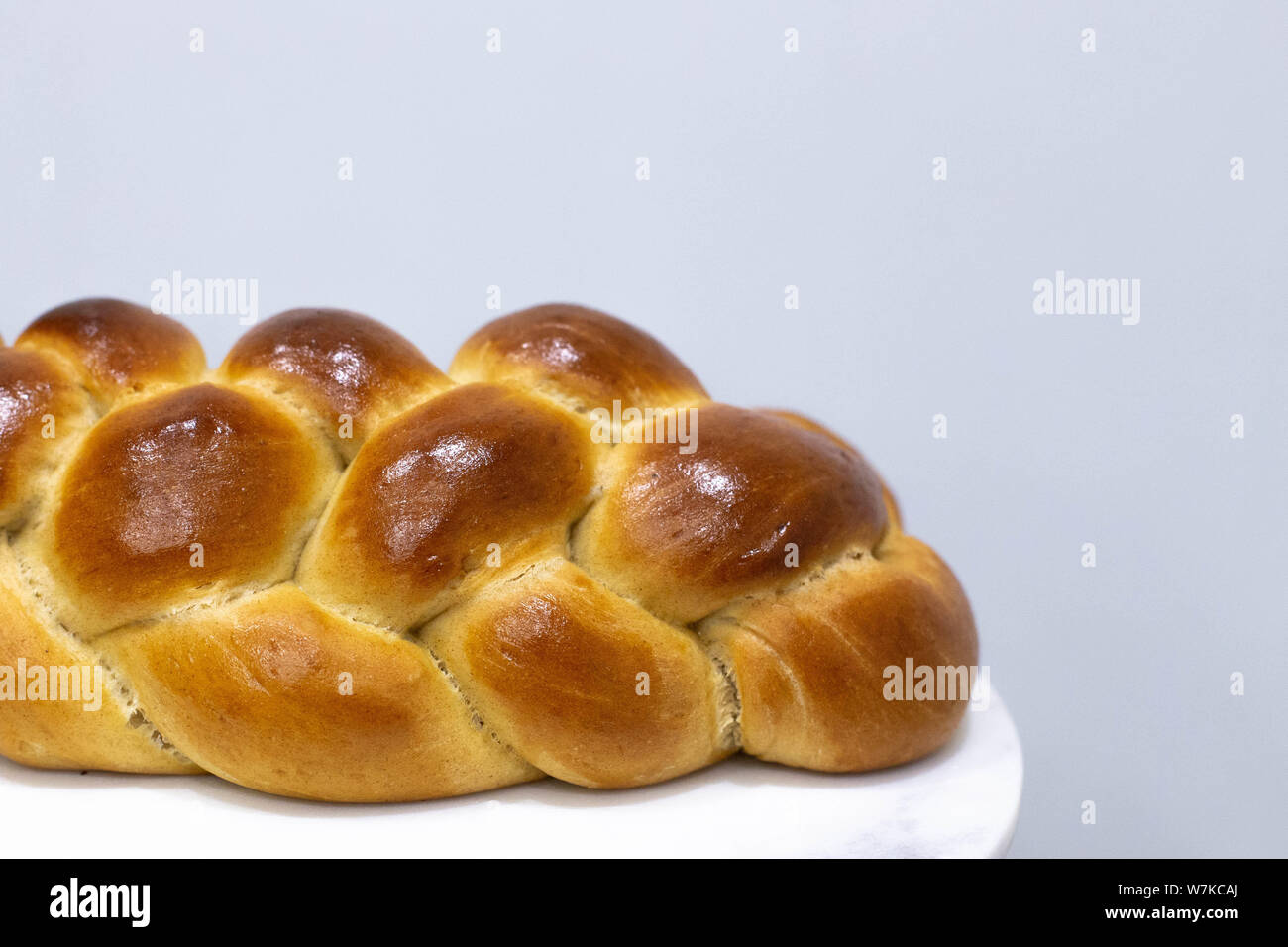 In casa Challah pane intrecciato per lo Shabbat ebraico tradizionale cibo elemento di design room per il testo Foto Stock