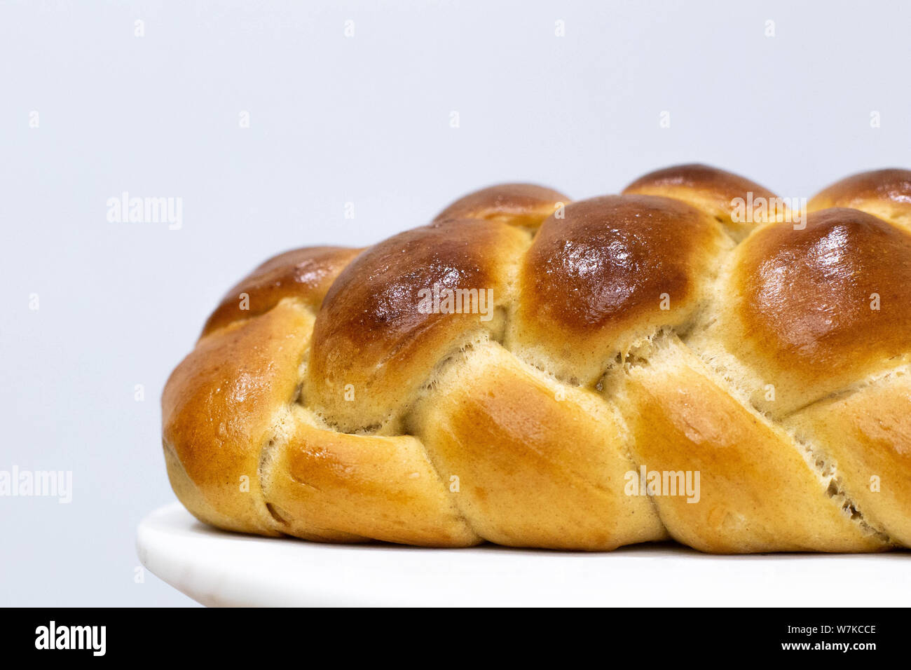 In casa Challah pane intrecciato per lo Shabbat ebraico tradizionale cibo elemento di design room per il testo Foto Stock