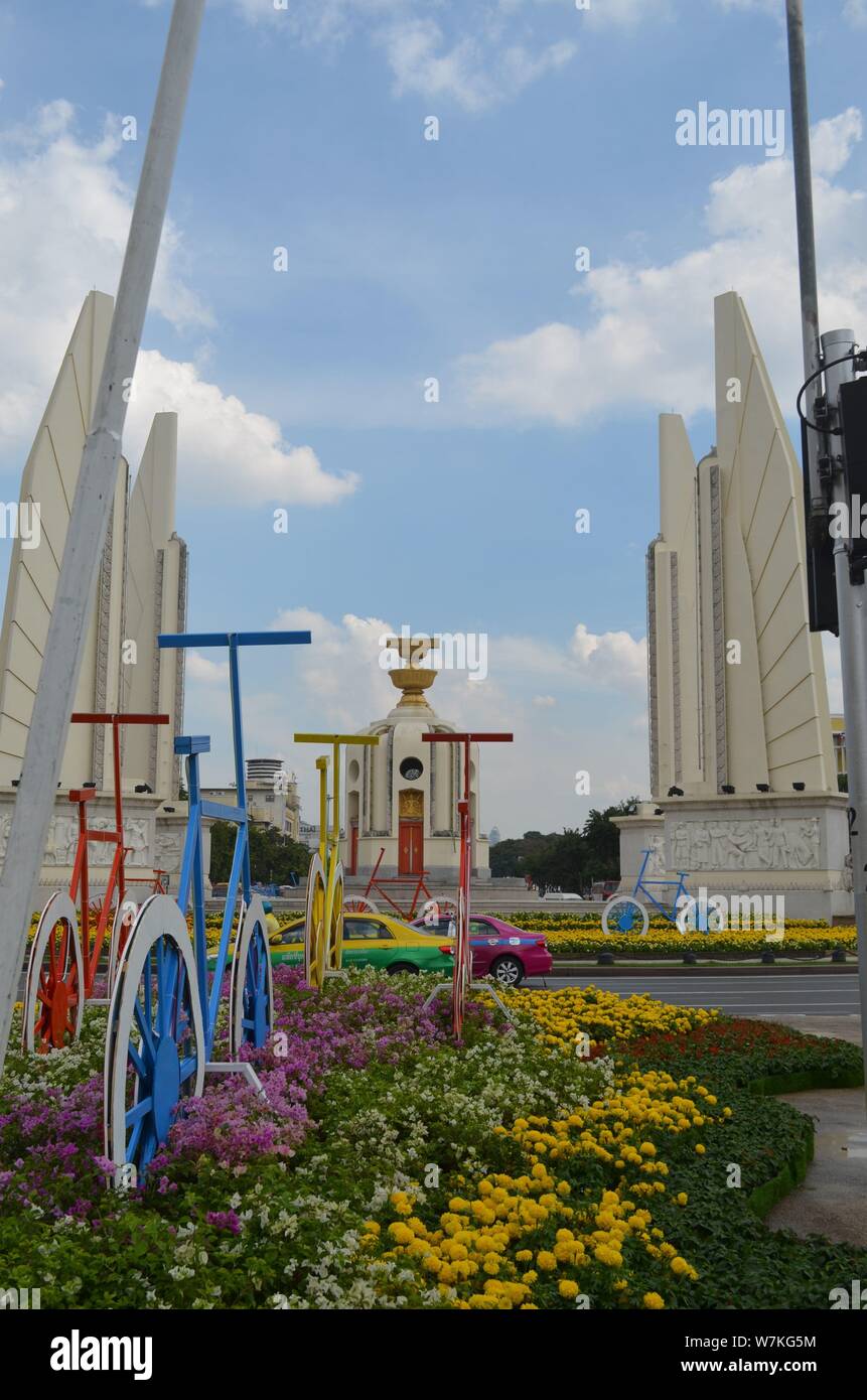 La democrazia è un monumento a Bangkok come visto in bici per il papà giorno nel 2018 Foto Stock
