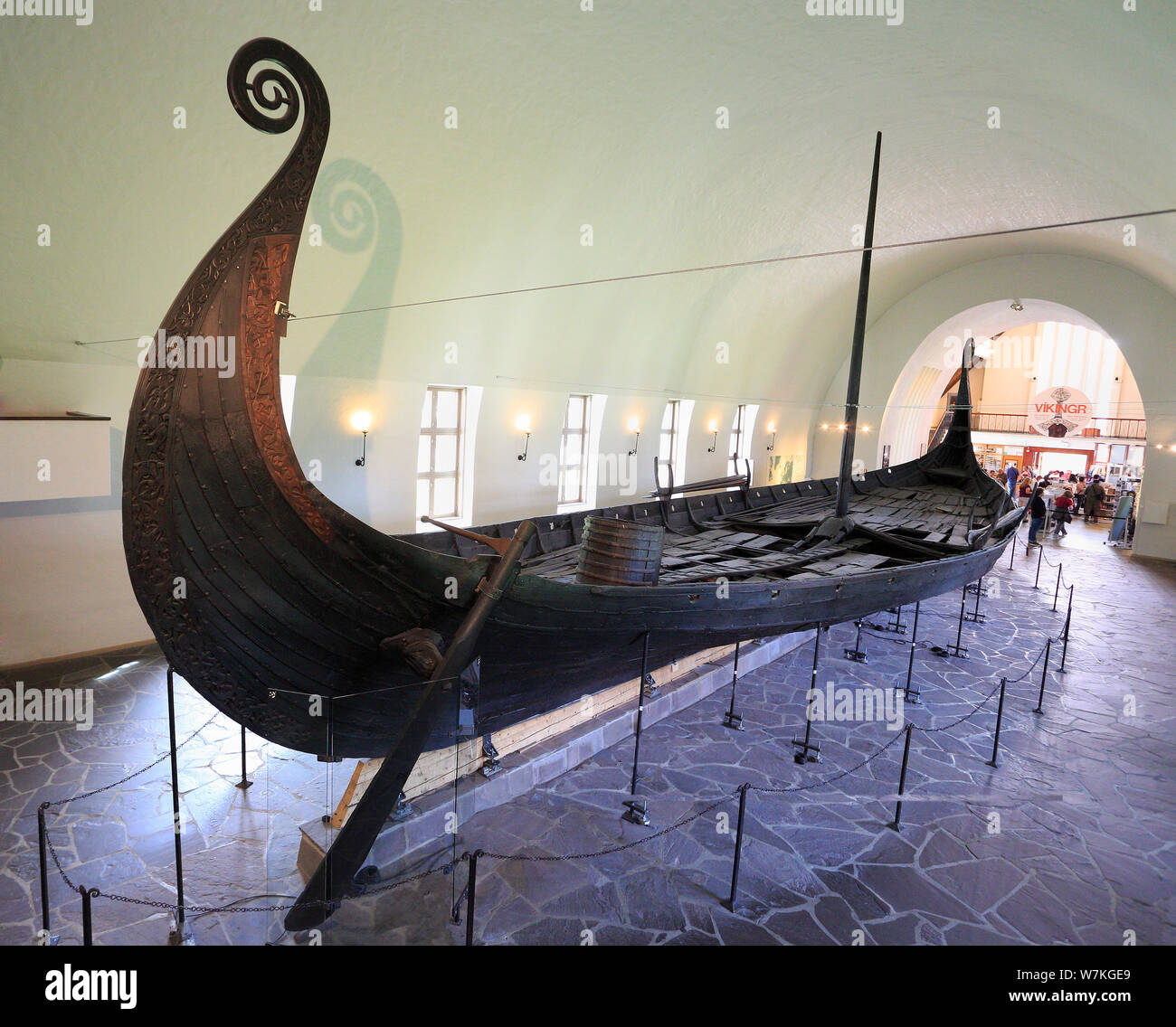 La gente visita il Museo delle Navi Vichinghe di Oslo Norvegia Foto Stock