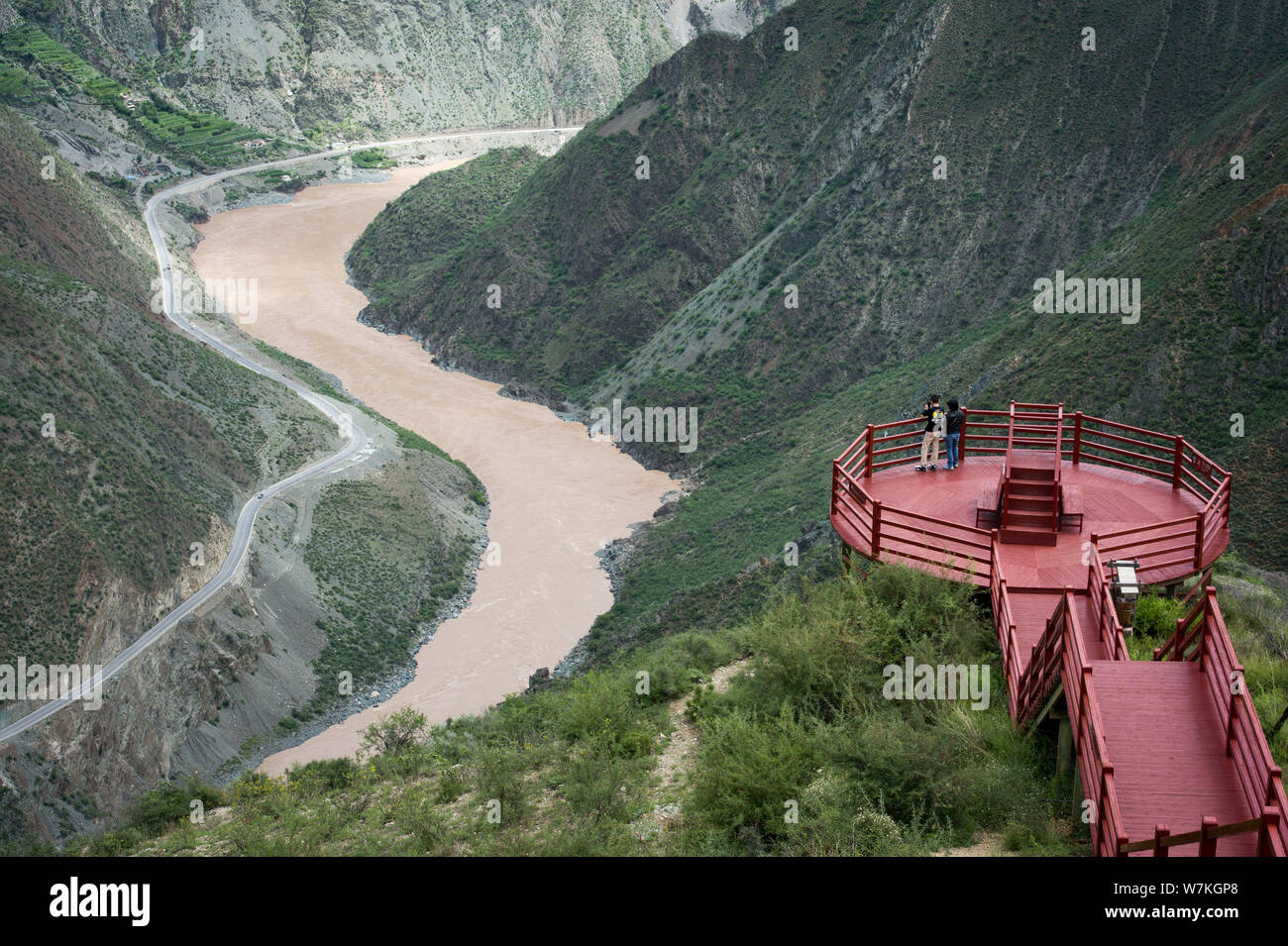 Paesaggio della U prima ansa del fiume Jinsha Jinshajiang (Fiume), il superiore raggiunge del Fiume Yangtze (Fiume Yangtse o Changjiang), sul Foto Stock