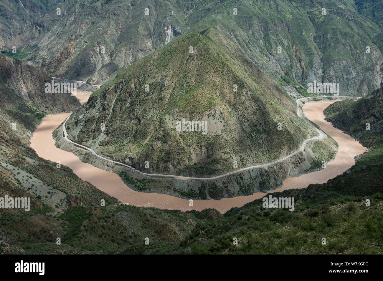 Paesaggio della U prima ansa del fiume Jinsha Jinshajiang (Fiume), il superiore raggiunge del Fiume Yangtze (Fiume Yangtse o Changjiang), sul Foto Stock