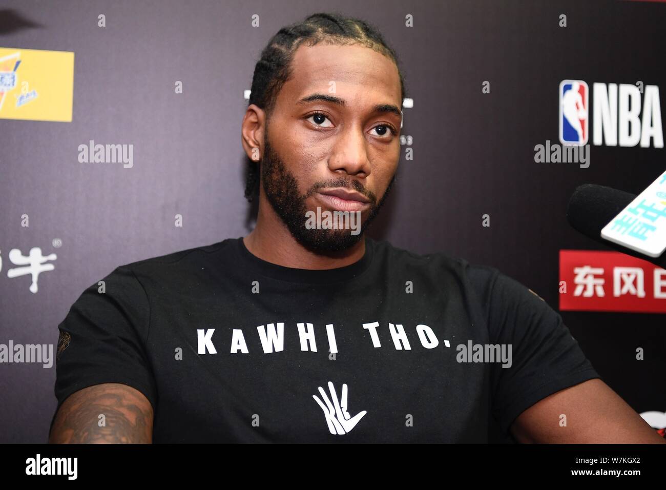 NBA star Kawhi Leonard di San Antonio Spurs riceve un'intervista a un evento di basket detenute da Jordan Brand durante il suo tour in Cina a Pechino, Cina Foto Stock