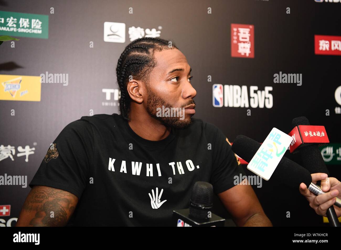 NBA star Kawhi Leonard di San Antonio Spurs riceve un'intervista a un evento di basket detenute da Jordan Brand durante il suo tour in Cina a Pechino, Cina Foto Stock