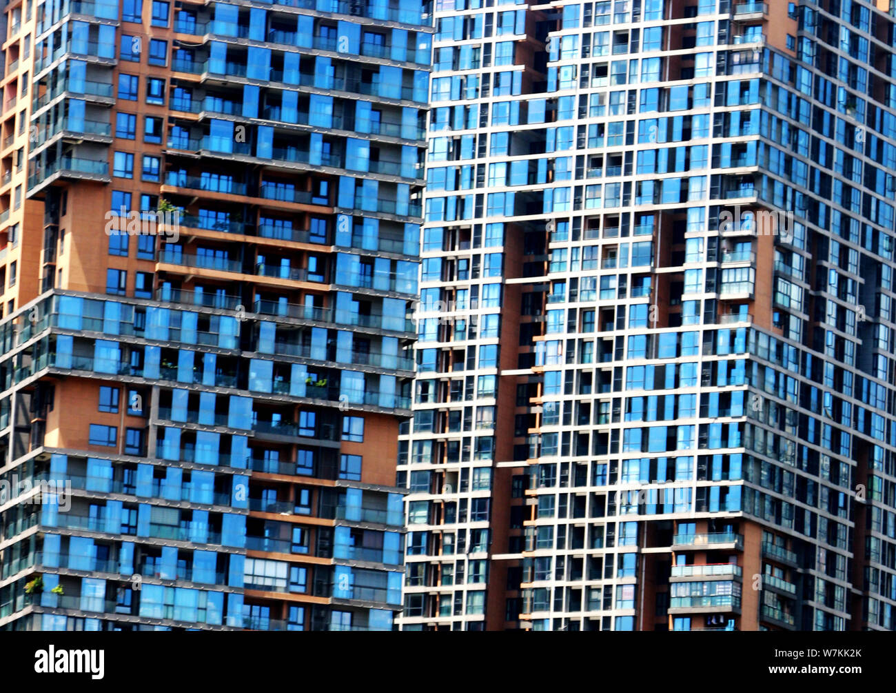 Edifici ad alta racchiusa da irregolare in vetro blu sono raffigurati in Chongqing Cina, 29 agosto 2017. Foto Stock