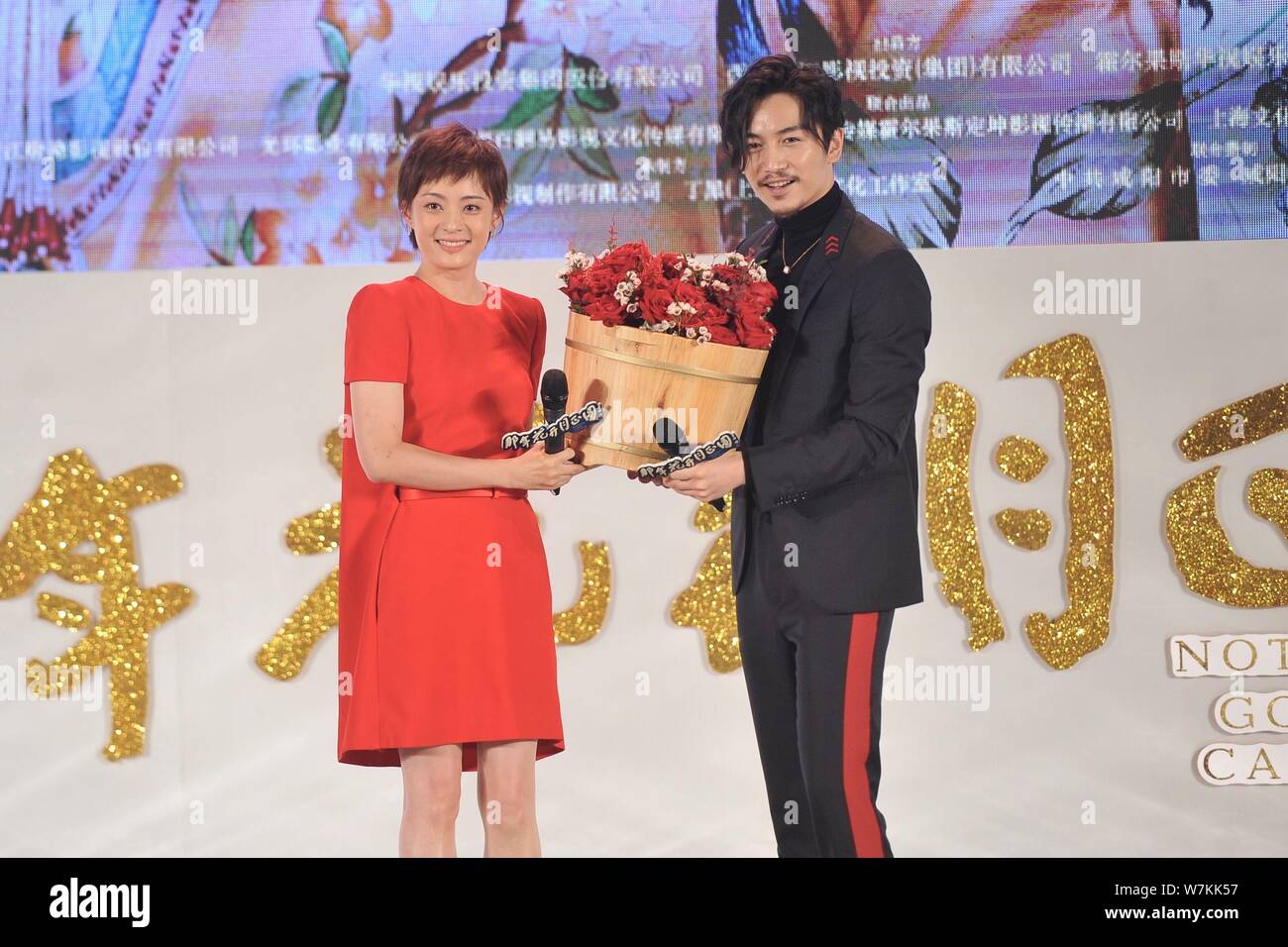 Attrice cinese Sun Li, a sinistra, e l'attore Chen Xiao partecipare ad una conferenza stampa per la loro nuova fiction TV 'Niente oro può rimanere' a Pechino in Cina, 28 agost Foto Stock