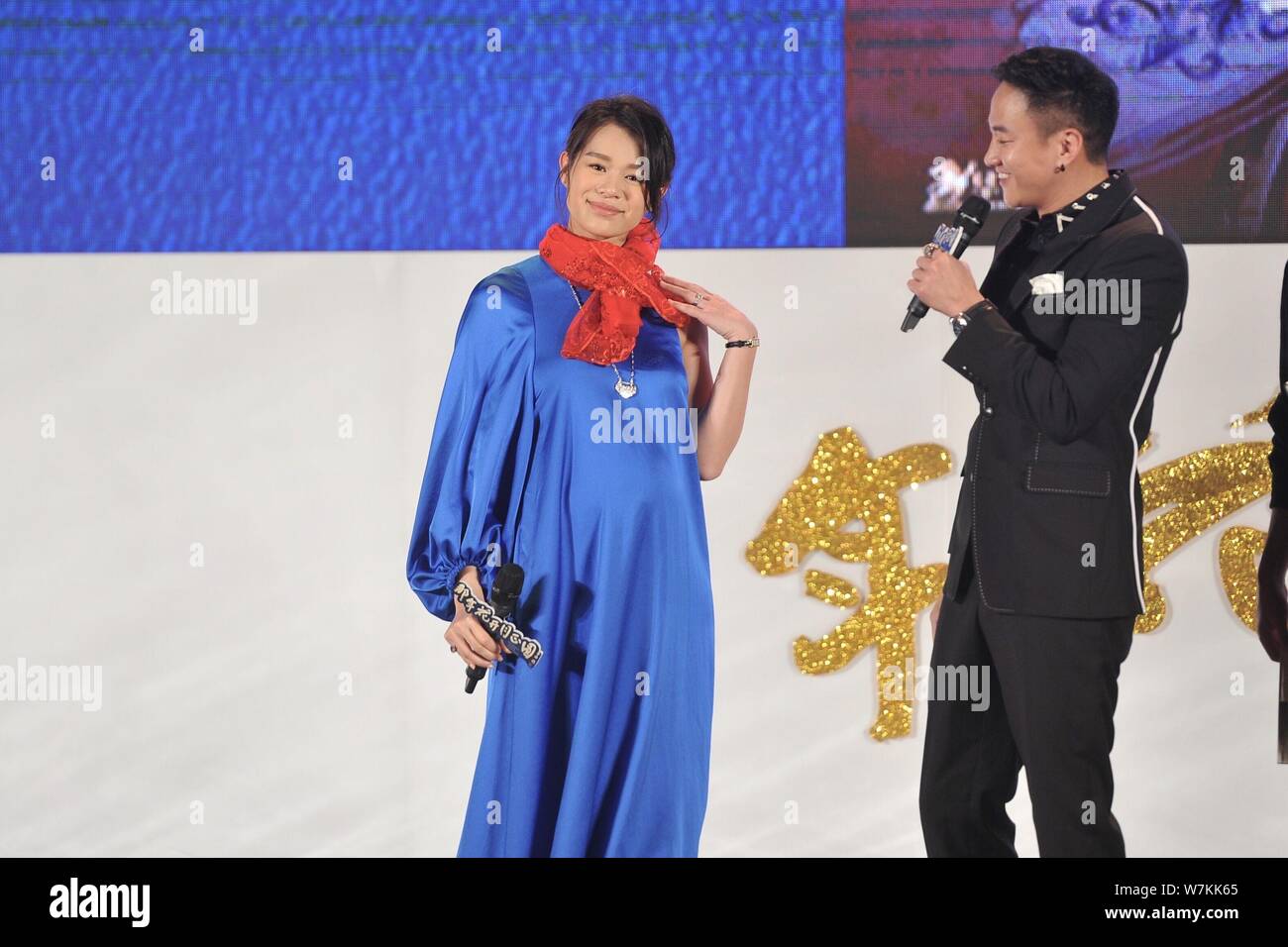 Incinta Hong Kong attrice Myolie Wu, sinistra e attore Taiwanese Pietro Ho partecipare ad una conferenza stampa per la loro nuova fiction TV 'Niente oro può rimanere' in B Foto Stock