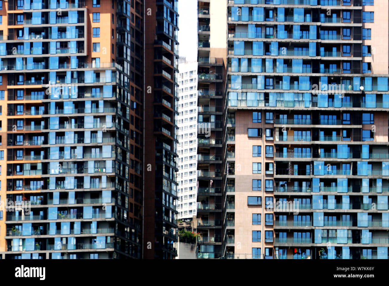 Edifici ad alta racchiusa da irregolare in vetro blu sono raffigurati in Chongqing Cina, 29 agosto 2017. Foto Stock