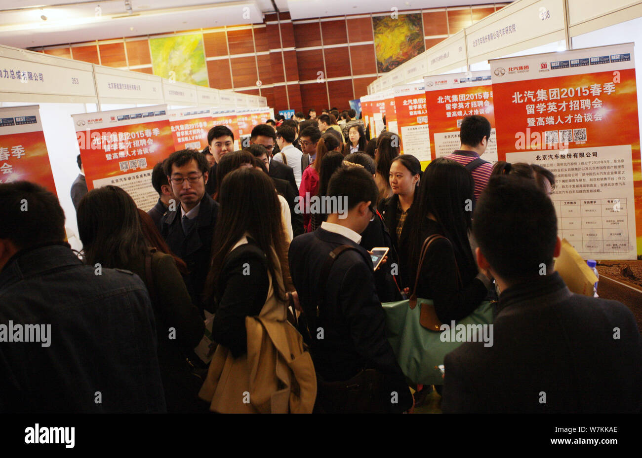 --FILE--Chinese Overseas gli studenti folla un processo equo per coloro che hanno studiato all estero dopo il ritorno in Cina a Pechino in Cina, 28 marzo 2015. Oltre Foto Stock