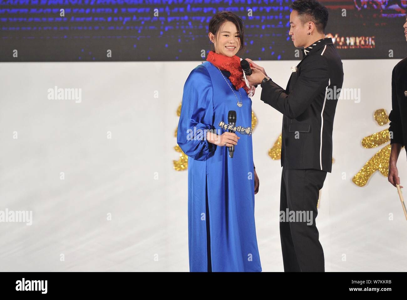 Incinta Hong Kong attrice Myolie Wu, sinistra e attore Taiwanese Pietro Ho partecipare ad una conferenza stampa per la loro nuova fiction TV 'Niente oro può rimanere' in B Foto Stock