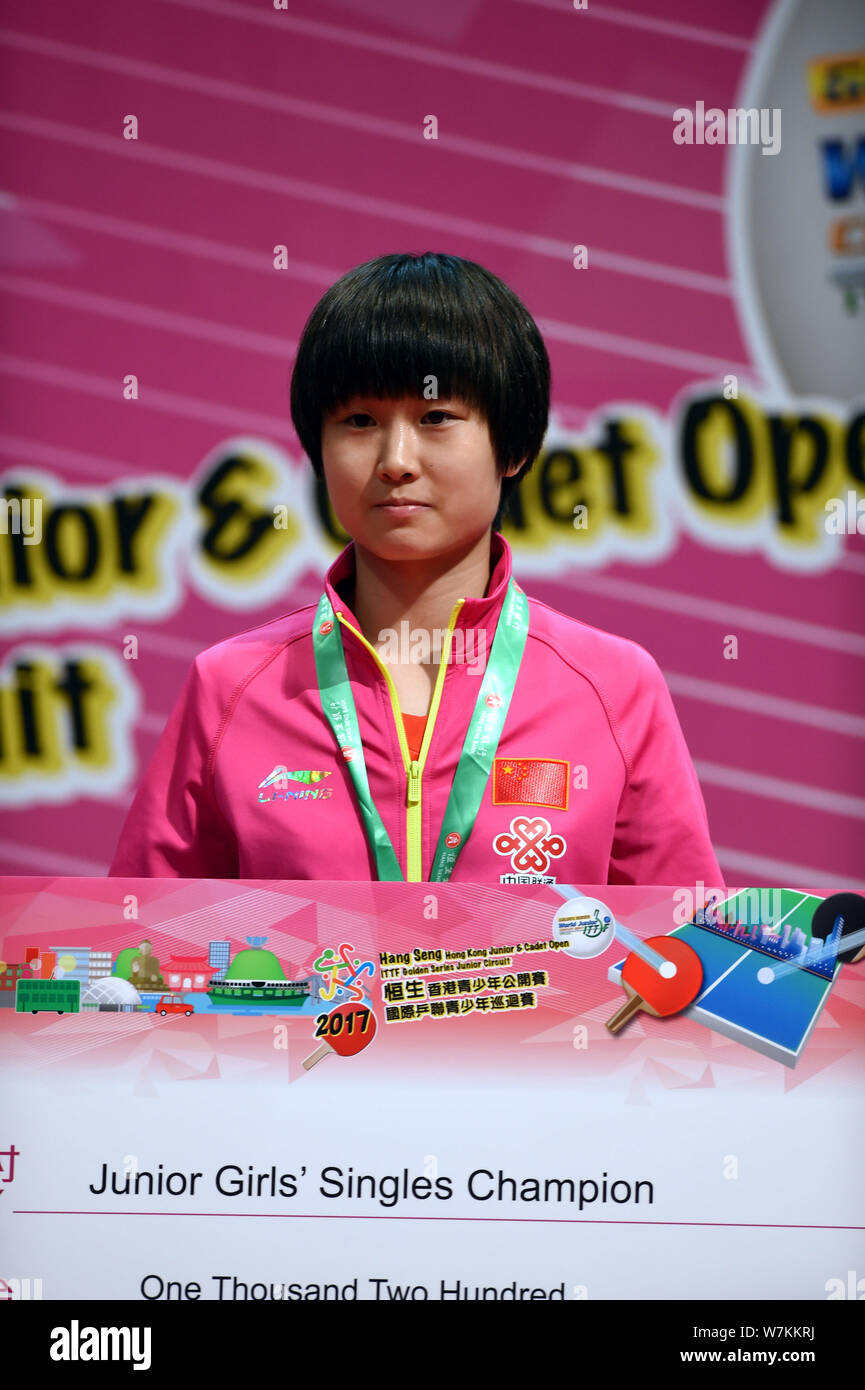 Liu Weishan della Cina pone con il suo trofeo dopo la sconfitta di Nagasaki Miyu del Giappone per vincere il campione nel loro Junior ragazze Singles match finale durante Foto Stock