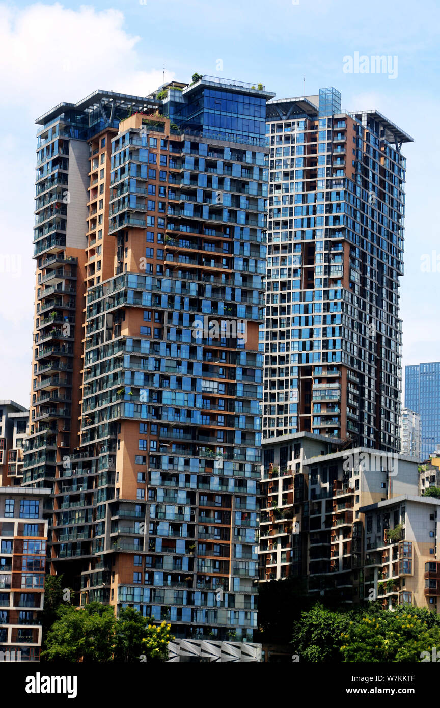Edifici ad alta racchiusa da irregolare in vetro blu sono raffigurati in Chongqing Cina, 29 agosto 2017. Foto Stock