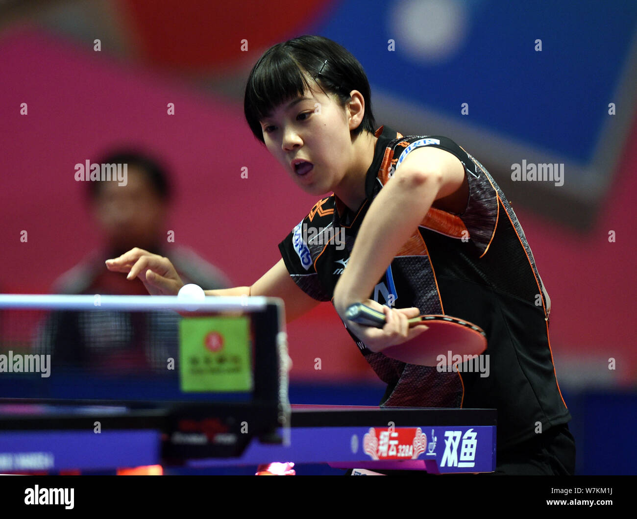Nagasaki Miyu del Giappone restituisce un colpo a Liu Weishan della Cina nella loro Junior ragazze Singles match finale durante il 2017 mondo ITTF circuito Junior Hong Foto Stock