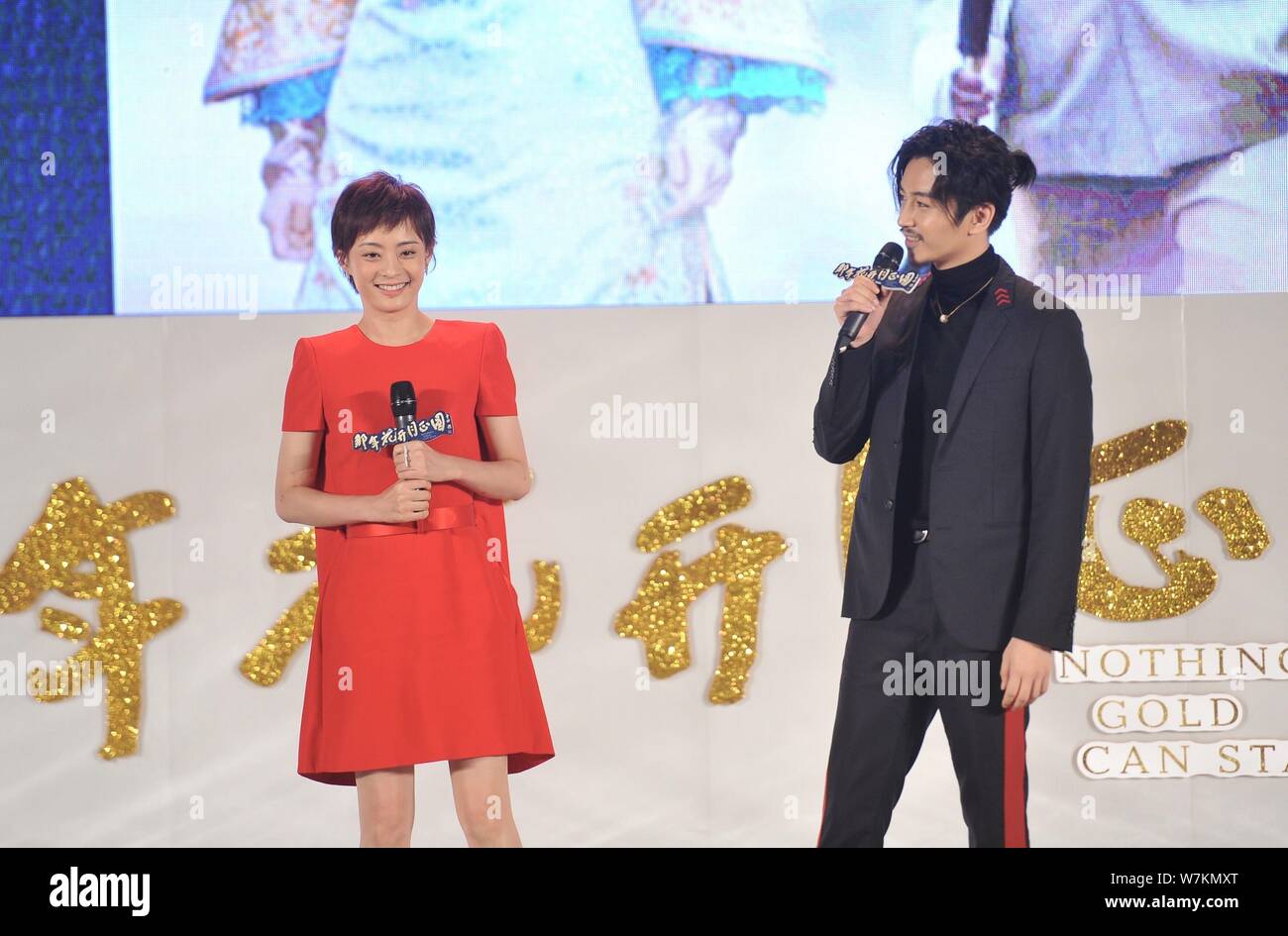 Attrice cinese Sun Li, a sinistra, e l'attore Chen Xiao partecipare ad una conferenza stampa per la loro nuova fiction TV 'Niente oro può rimanere' a Pechino in Cina, 28 agost Foto Stock