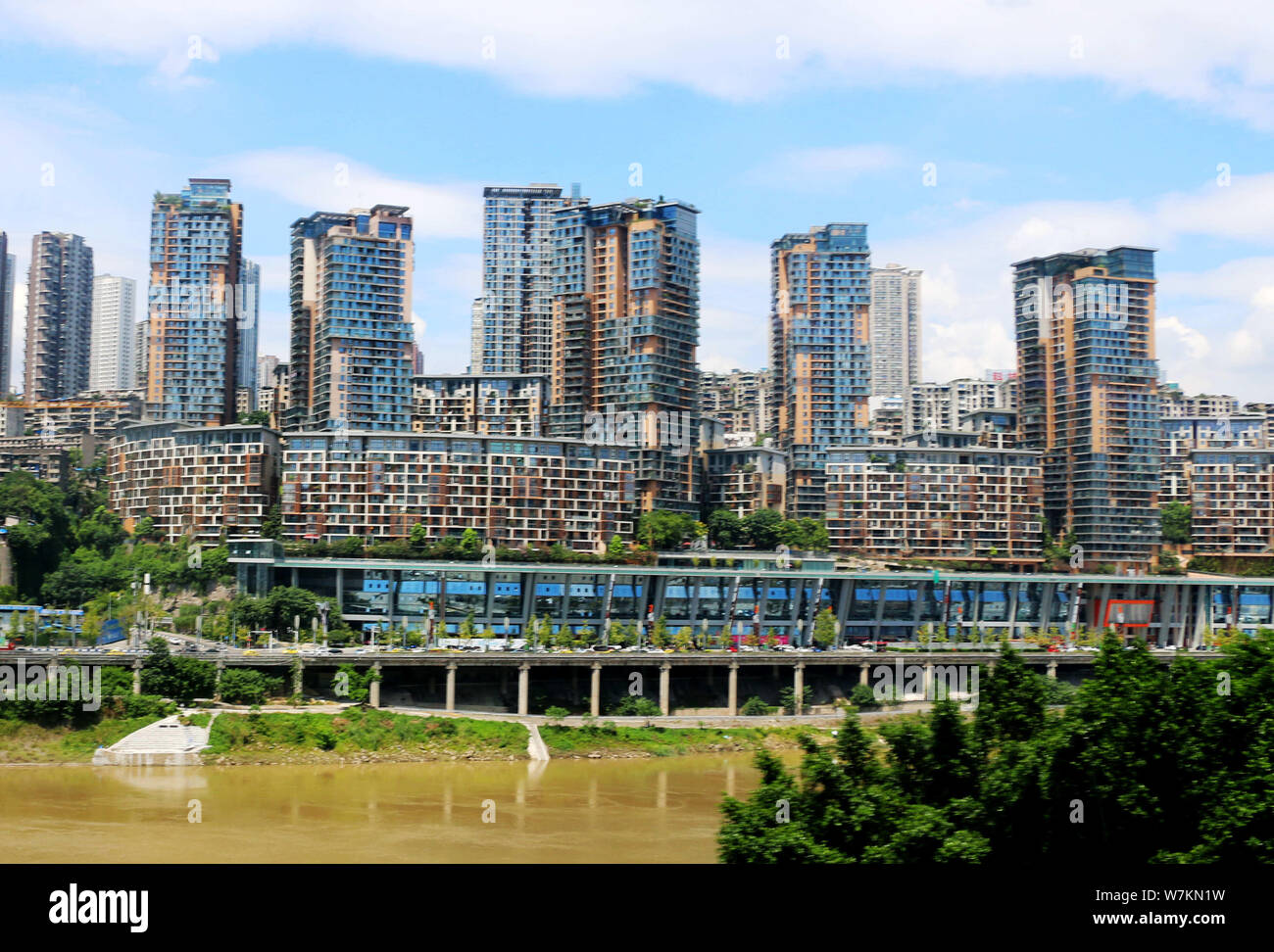 Edifici ad alta racchiusa da irregolare in vetro blu sono raffigurati in Chongqing Cina, 29 agosto 2017. Foto Stock