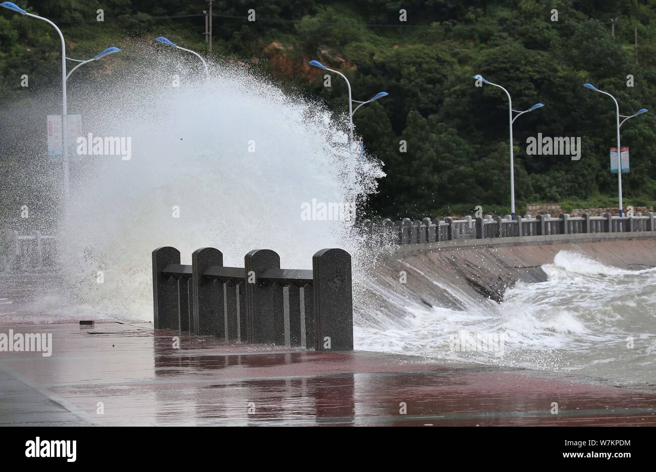 Enorme ondata causata dal forte vento influenzata da un fronte freddo colpisce un dock in città Lianyungang, est cinese della provincia di Jiangsu, 29 agosto 2017. Un freddo fr Foto Stock