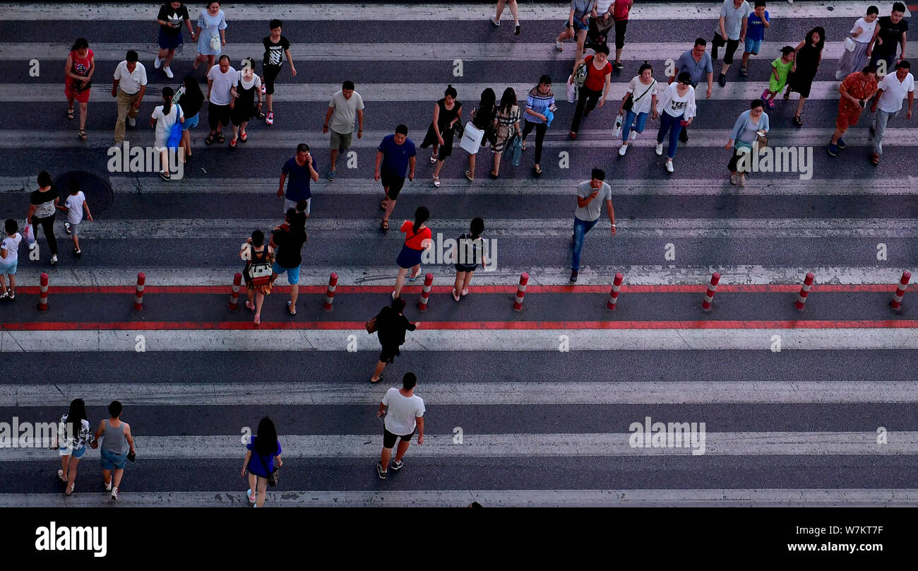 I pedoni a piedi attraverso gli 18 metri di larghezza strisce pedonali in Shenyang City, a nord-est della Cina di provincia di Liaoning, 31 luglio 2017. Il 18-metro-wide zebrù Foto Stock