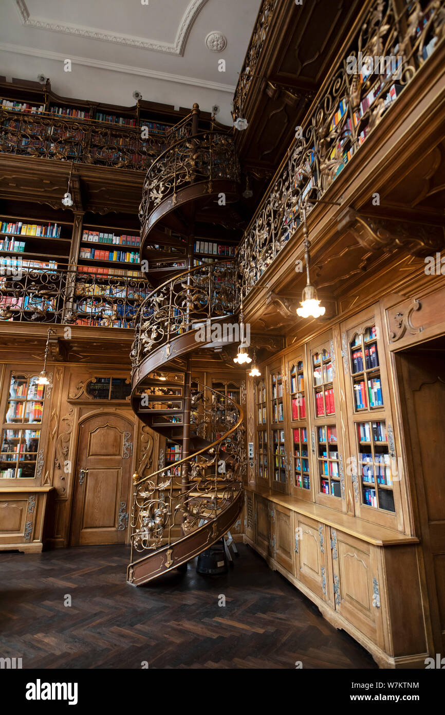 La legge comunale biblioteca con la sua scalinata a spirale presso il nuovo Municipio nella Marienplatz di München, Germania. Foto Stock