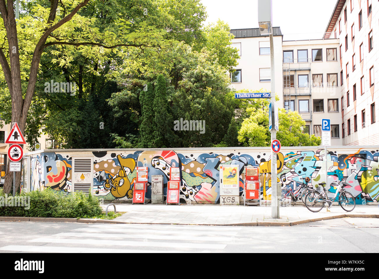 Murale dell'arte di strada a Thalkirchner Strasse nel Glockenbachviertel di Monaco, Germania. Foto Stock