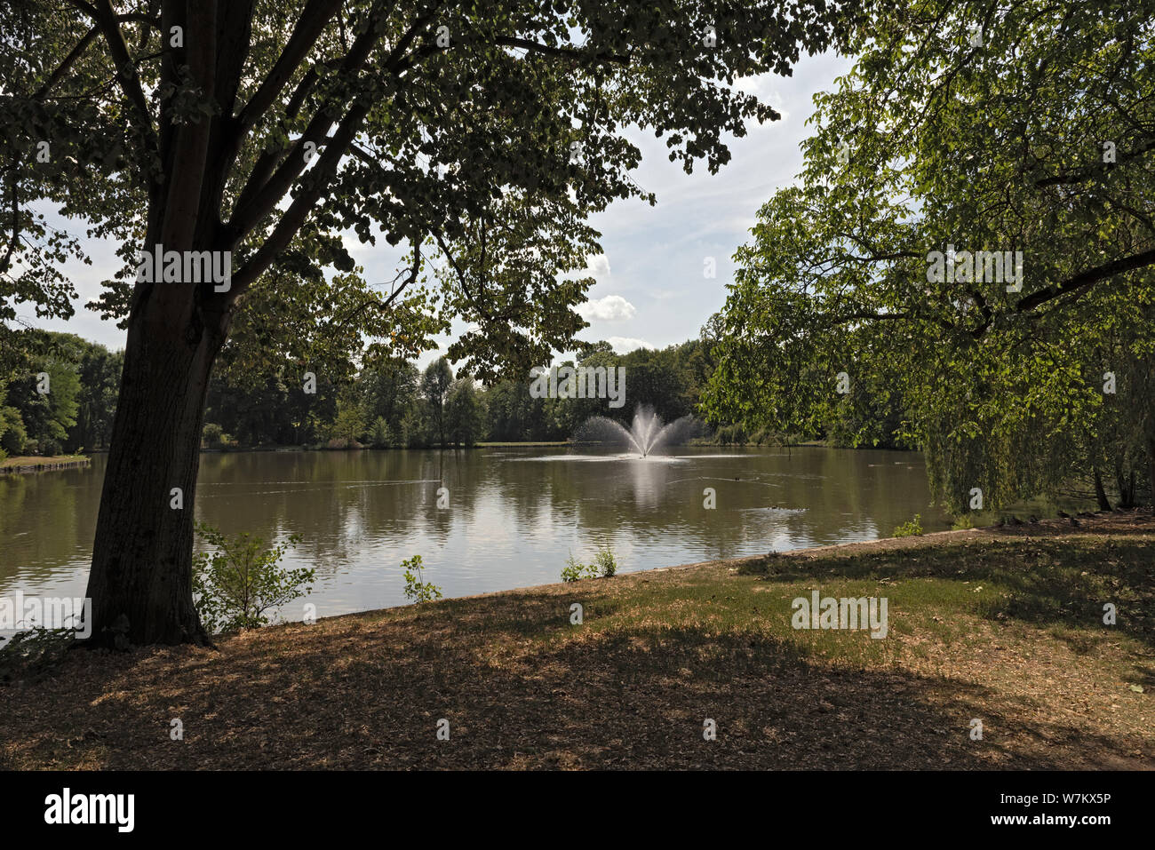 Il parco del castello Biebrich con laghetto Wiesbaden Foto Stock