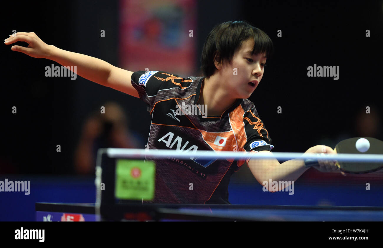Nagasaki Miyu del Giappone restituisce un colpo a Liu Weishan della Cina nella loro Junior ragazze Singles match finale durante il 2017 mondo ITTF circuito Junior Hong Foto Stock