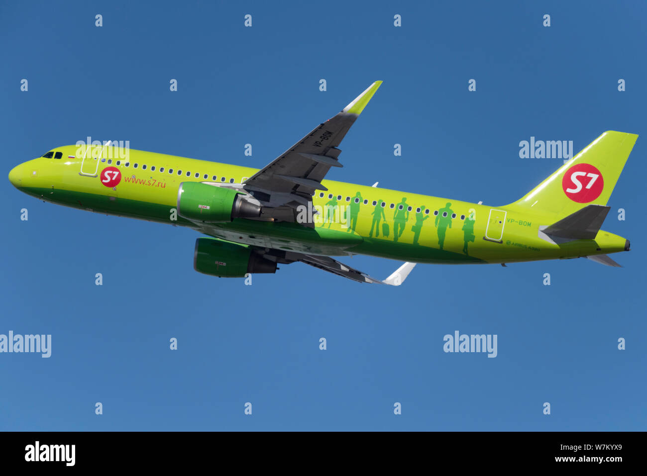 Novosibirsk, Russia - Aprile 1, 2019: Airbus A320-214 VP-BOM S7 Airlines nel cielo dopo il decollo dall'aeroporto internazionale Tolmachevo. Foto Stock Novosibirsk, Russia - Aprile 1, 2019: Airbus A320-214 VP-BOM S7 Airlines nel cielo dopo il decollo dall'aeroporto internazionale Tolmachevo. Foto Stock