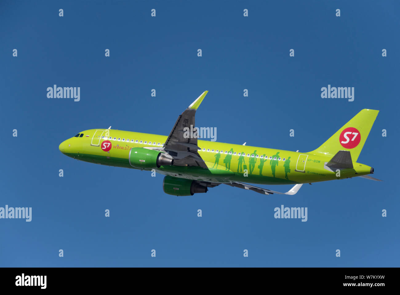 Novosibirsk, Russia - Aprile 1, 2019: Airbus A320-214 VP-BOM S7 Airlines nel cielo dopo il decollo dall'aeroporto internazionale Tolmachevo. Foto Stock Novosibirsk, Russia - Aprile 1, 2019: Airbus A320-214 VP-BOM S7 Airlines nel cielo dopo il decollo dall'aeroporto internazionale Tolmachevo. Foto Stock