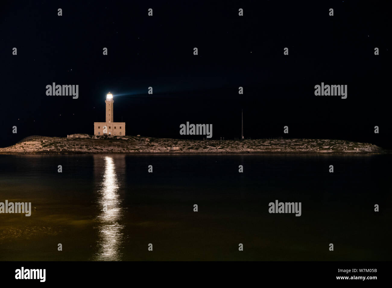 Faro di notte, doppia luce. Viste, Italia Foto Stock