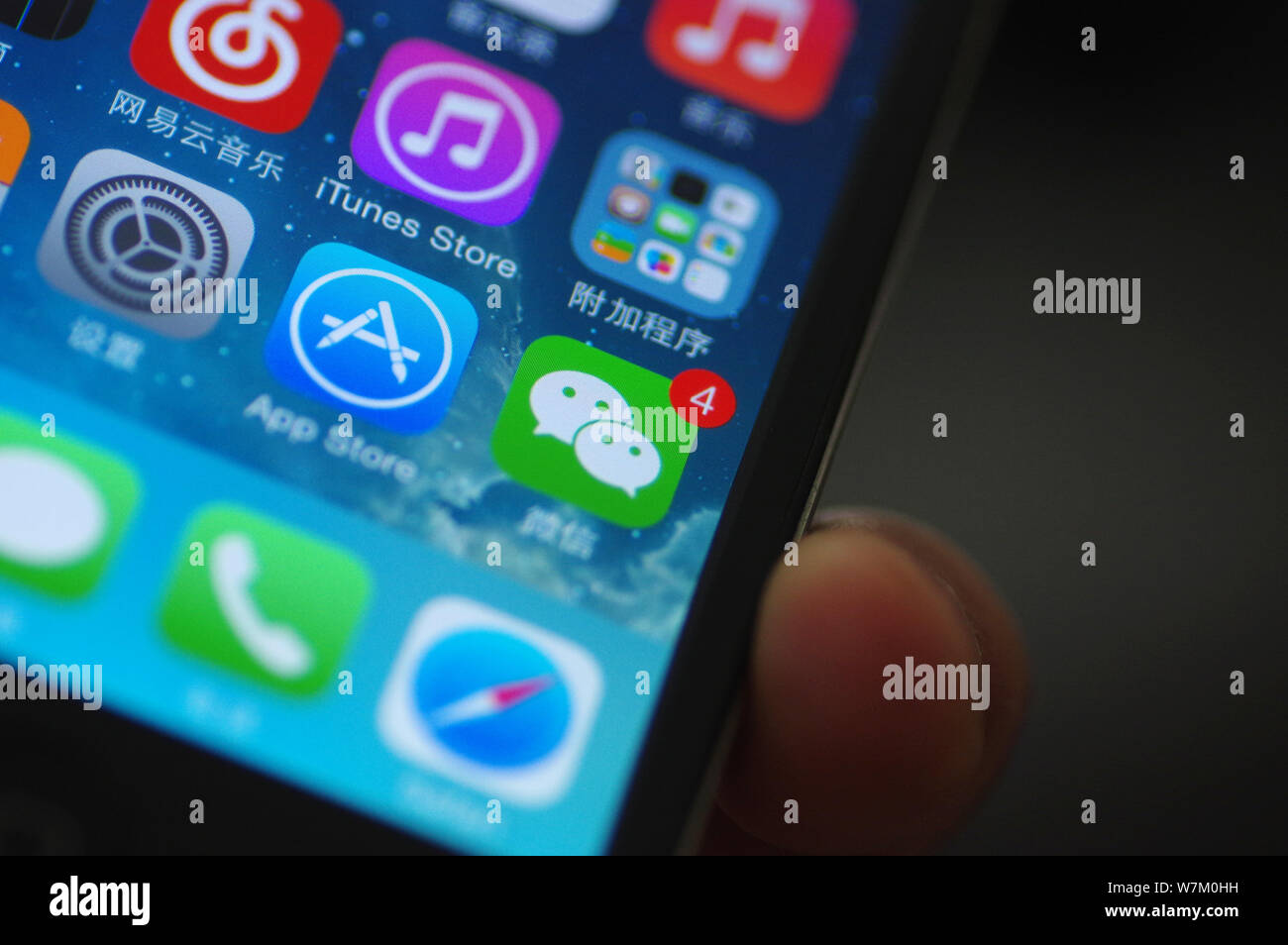 --FILE--un cinese utente del telefono mobile mostra le icone delle App Store e le app di messaggistica Weixin o WeChat, di Tencent, sul suo smartphone iPhone in Ji' Foto Stock