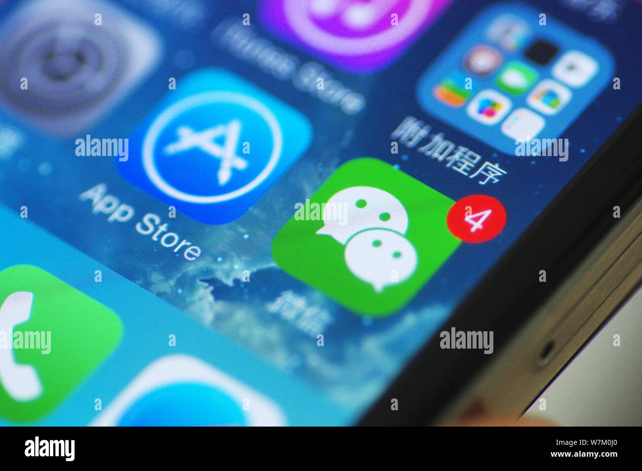 --FILE--un cinese utente del telefono mobile mostra le icone delle App Store e le app di messaggistica Weixin o WeChat, di Tencent, sul suo smartphone iPhone in Ji' Foto Stock
