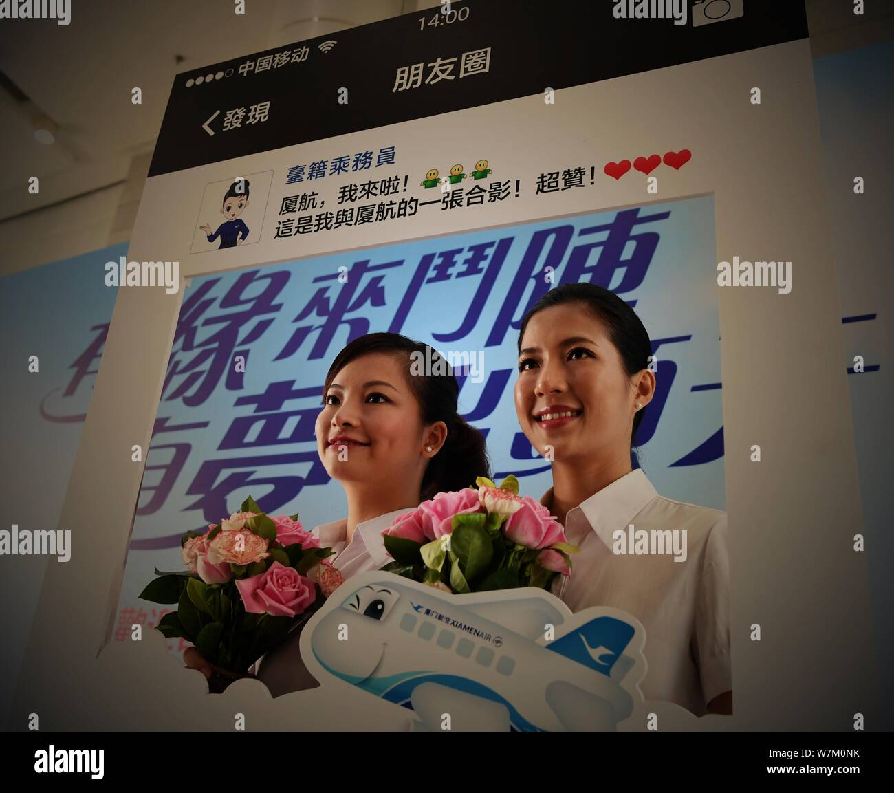 Air hostess del primo lotto di Xiamen Airlines Taiwan equipaggio di cabina assistere alla cerimonia di induzione nella città di Xiamen, a sud-est della Cina di provincia del Fujian, Foto Stock