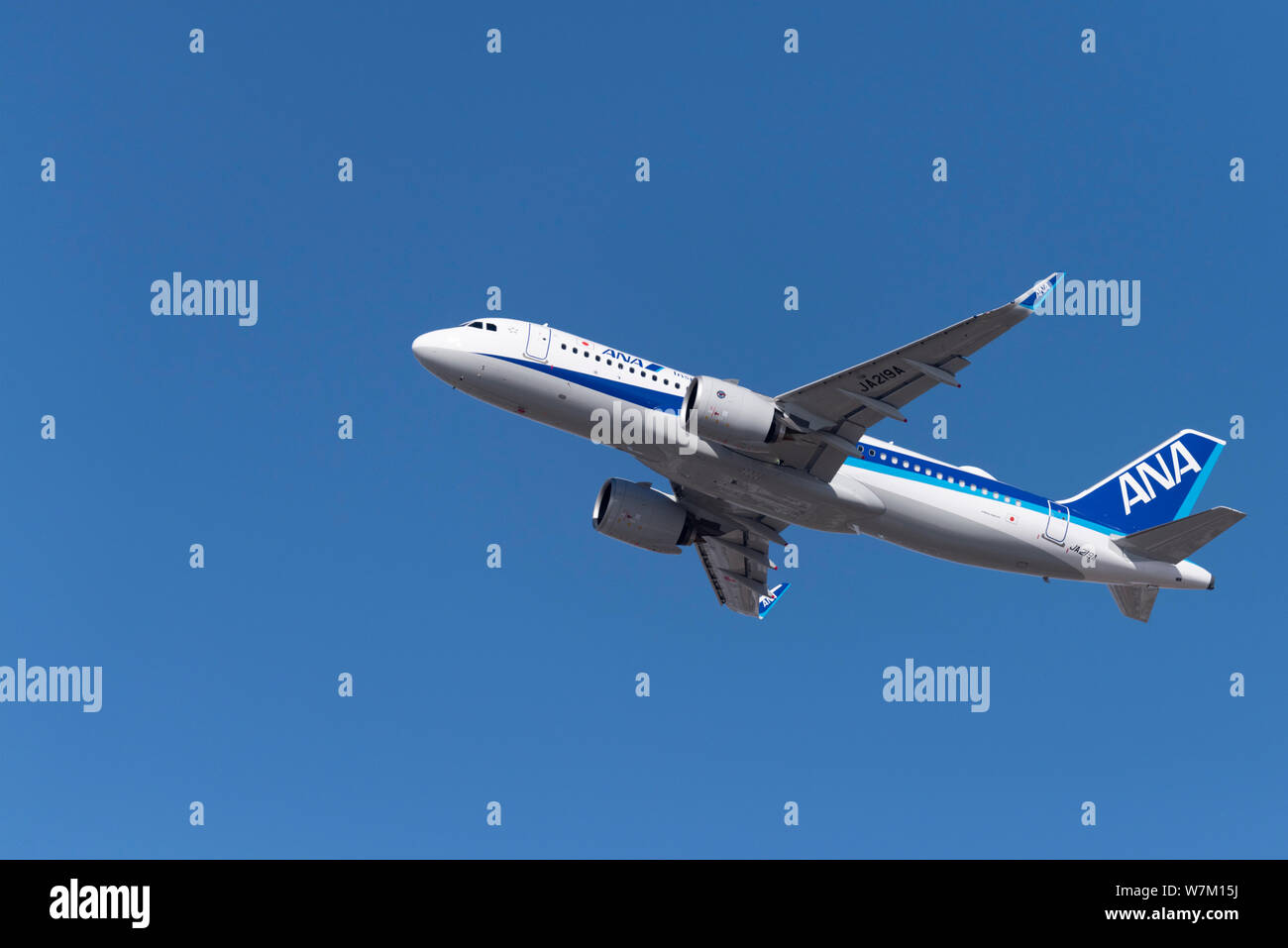 Novosibirsk, Russia - Aprile 1, 2019: Airbus A320-271N JA219a All Nippon Airways (ANA) nel cielo dopo il decollo dall'aeroporto internazionale Tolmach Foto Stock